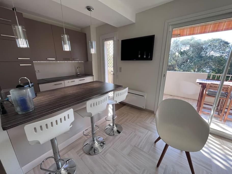 Appartement Avec Terrasse, Vue Jardin Et Piscine Antibes Kültér fotó